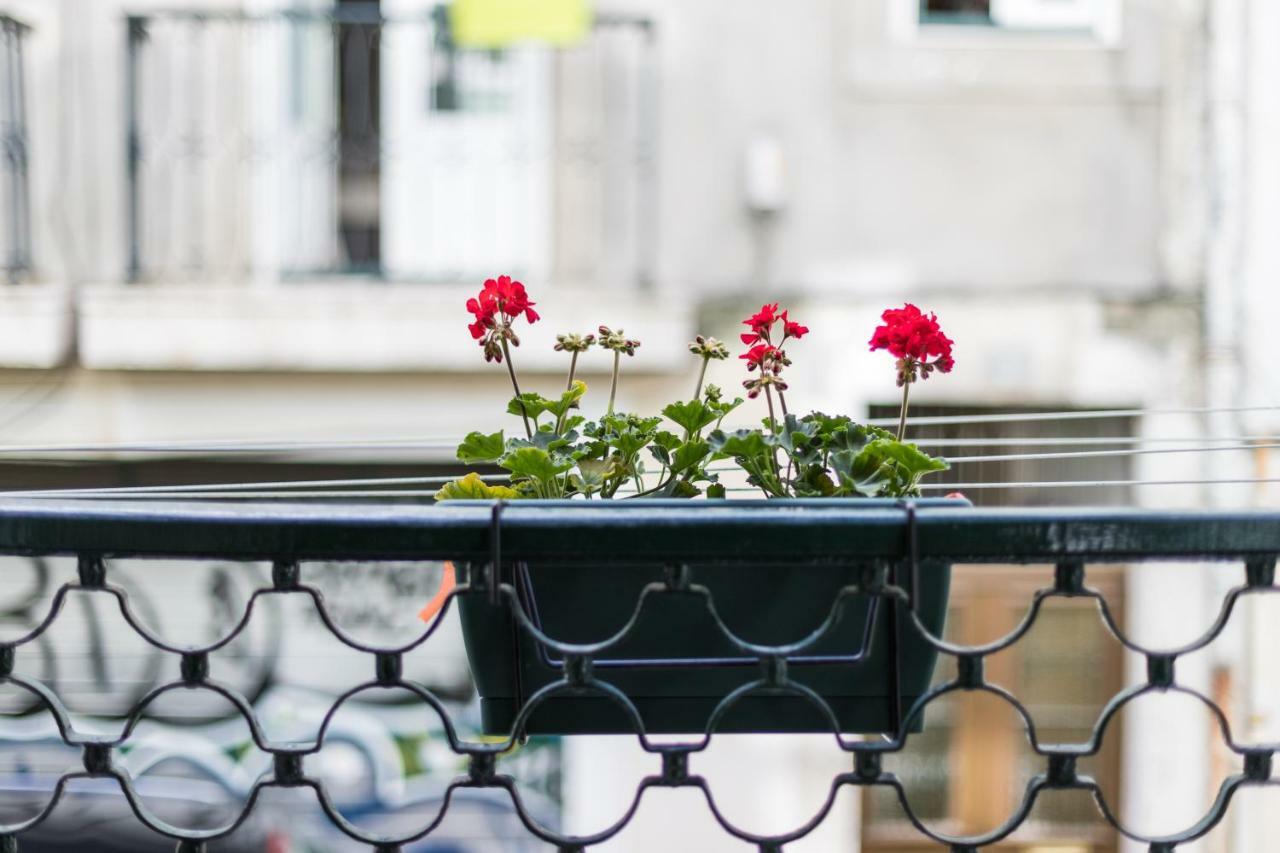 Charming Apartment Travessa Do Alcaide Lisbon Exterior photo